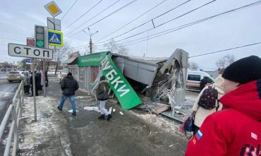 Фото В Челябинске автоледи протаранила торговый павильон