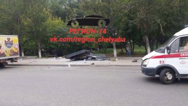 Фото В Челябинске автоледи на джипе врезалась в остановку
