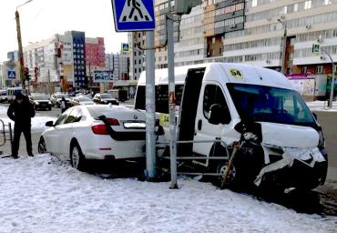 Фото В Челябинске в аварии пострадала пассажирка маршрутки