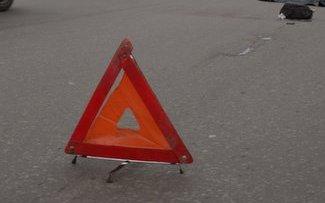 Фото В Челябинске иномарка после столкновения с грузовиком угодила в припаркованную легковушку