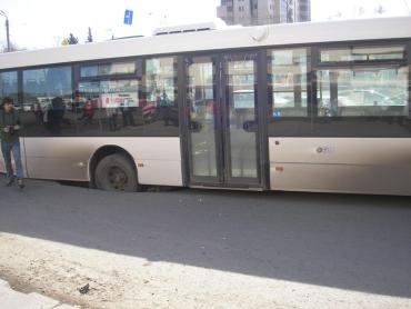 Фото Жертва дорожной революции: в центре Челябинска в яму провалился новенький автобус Scania