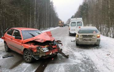 Фото Автомобилистка за рулем ВАЗа врезалась в легковушку и грузовик