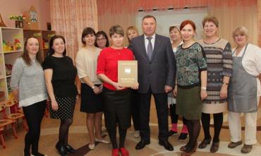 Фото Виталий Паутов поздравил с 8 Марта коллективы детских садов, школ и ДК