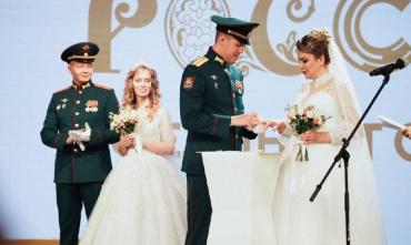 Фото Двое героев СВО из Челябинской области сыграли свадьбы на выставке «Россия» в Москве