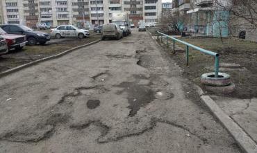 Фото Жители Ленинского района жалуются на «убитую» дорогу во дворе жилого дома