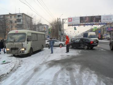 Фото В Челябинске мать и дочь получили травмы при аварии с участием маршрутки (ФОТО)