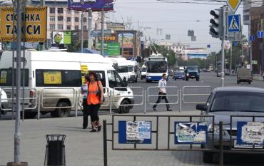 Фото В Челябинске 600 электроопор огородят сеткой от нелегальной рекламы