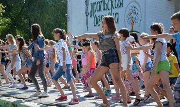 Фото В Челябинске на оздоровление и летний отдых детей направлено почти 200 миллионов рублей