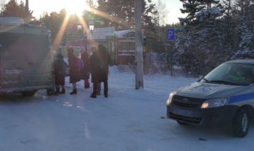 Фото Сотрудники ГИБДД Каслей пришли на помощь замерзающим пассажирам в сломавшемся на трассе автобусе