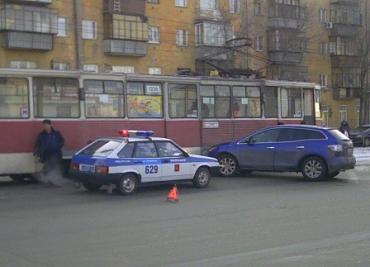 Фото Блондинка врезалась в трамвай: в центре Челябинска опять парализовано движение