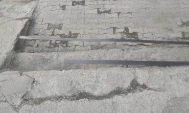 Фото На улице Цвиллинга челябинцев подстерегают крайне опасные ступеньки