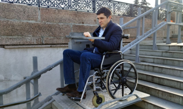 Фото  Челябинский депутат протестировал устройство для спуска-подъема инвалидов-колясочников 