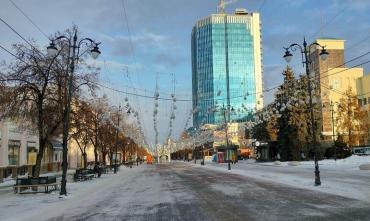 Фото В Челябинске в срочном порядке укрепляют столбы на Кировке, чтобы горожанам «небо не показалось в алмазах»