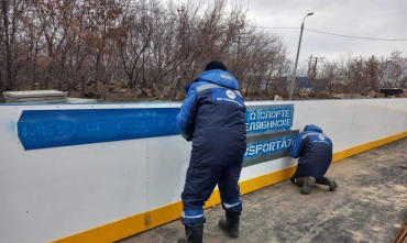 Фото В Советском районе Челябинска доделывают новый хоккейный корт