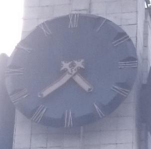 Фото На главных часах Магнитки перепутали цифры