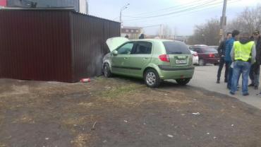 Фото Hyundai Getz после столкновения с Mitsubishi Colt выехал на тротуар и сбил девушку
