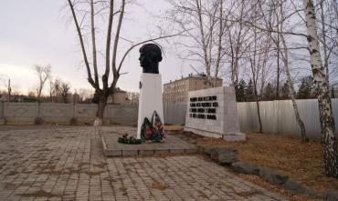 Фото Памятник дважды Герою Советского Союза в Копейске защитили от возможных «вторжений»
