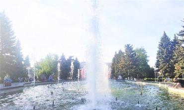 Фото Главный фонтан Челябинска освободили от зимних «оков»