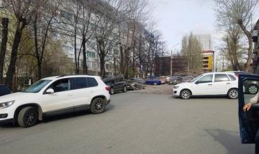Фото В Челябинске у входа в налоговую дерево рухнуло на машину