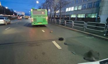 Фото  В Челябинске водитель пассажирского автобуса насмерть сбил двадцатилетнего парня 