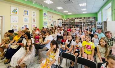 Фото В Копейске открылась выставка «В каждом рисунке солнце»