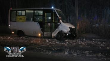 Фото В Челябинске маршрутка врезалась в столб по вине пьяного водителя КИА
