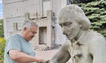 Фото Депутат Заксобрания восстанавливает скульптуры в детском саду Ясиноватой