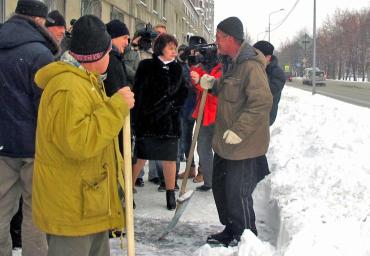 Фото В Челябинске снег убирают не там, где надо: Давыдов в ярости