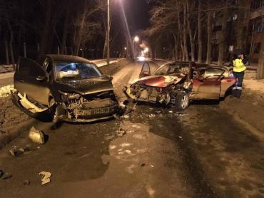 Фото В Челябинске пьяный бесправник на «Мазде» врезался в «Форд»