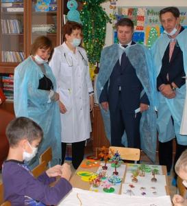 Фото Челябинские депутаты пришли с подарками в онкогематологический центр