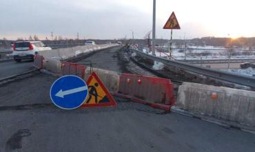 Фото В Челябинске ремонтируют мост на Троицком тракте, движение – по одной полосе
