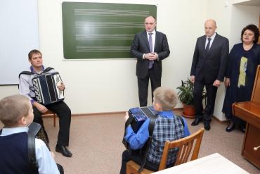 Фото Борис Дубровский проверил ремонт в ДК Колющенко и «Гармонии»