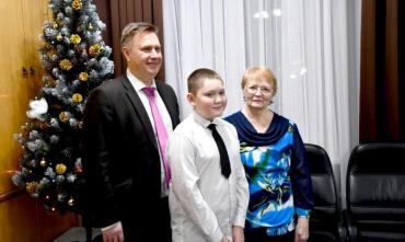 Фото Глава Озерска исполнил новогоднюю мечту пятиклассника Богдана