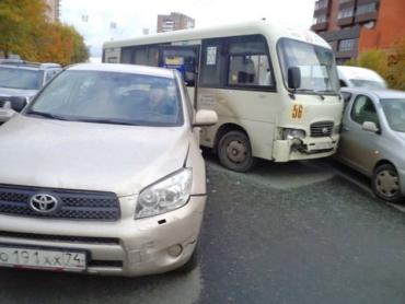 Фото В Челябинске маршрутка спровоцировала ДТП с шестью иномарками (ФОТО)