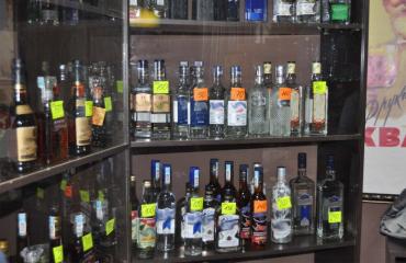 Фото В одном из магазинов Челябинска изъяли 105 бутылок контрафактного алкоголя