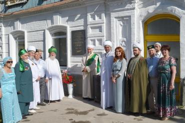 Фото Конгресс татар открыл в Троицке мемориальную доску Габдулле Тукаю