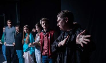 Фото Молодежный театр Челябинска анонсировал яркий финал «Ремарки»