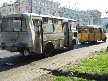 Фото Тройное ДТП с участием маршруток в центре Челябинска из-за утечки газа наделало переполоха. ФОТО