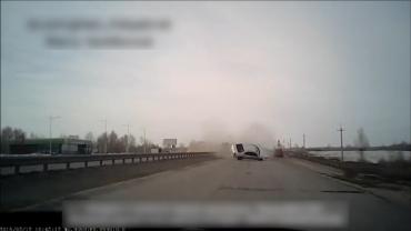 Фото На трассе М-5 иномарка вылетела на встречку и несколько раз перевернулась ВИДЕО