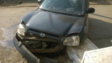 Фото Подросток разнес крыльцо подъезда, влетев в него на родительском Hyundai в Челябинске