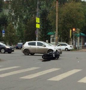 Фото Очередное ДТП в центре Челябинска с участием мотоциклиста: мотоцикл влетел в «Опель»