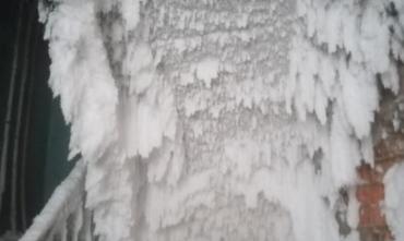 Фото В Чебаркуле жилой дом превратился в ледяную пещеру