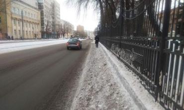 Фото В Челябинске дорожники заваливают грязным снегом пешеходные дорожки