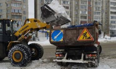 Фото В предновогоднюю ночь Челябинск продолжают очищать от снега