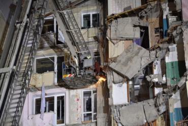 Фото Аварийно-спасательные работы на месте обрушения дома в Магнитогорске не прекращаются ни на минуту