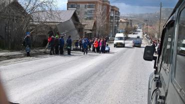 Фото В Сатке грузовик сбил первоклассника напротив школы и врезался в дом