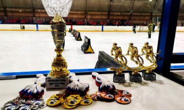 Фото «Уралкуз» завоевал второе место в турнире по хоккею в валенках
