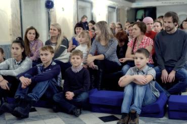 Фото Лаборатория зрителя челябинского Молодёжного театра исследует спектакль «Бог ездит на велосипеде»