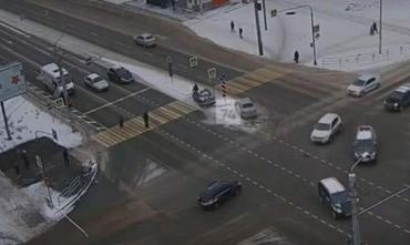 Фото В Челябинске иномарка сбила пешехода на «островке безопасности» Комсомольского проспекта