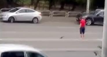 Фото В Челябинске водитель дорогой иномарки спас голубя, сидевшего на дороге